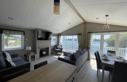 Chichester Lakeside Holiday Park Lakefront Lodge - Foto 22