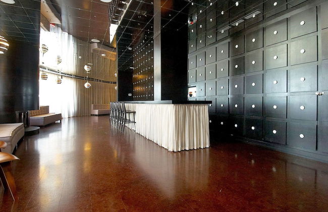 WhiteHall Suites- Yorkville - Photo 2