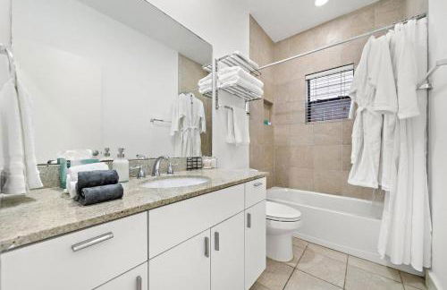 Houston Getaway by Downtown Pool Table Pets - Photo 24