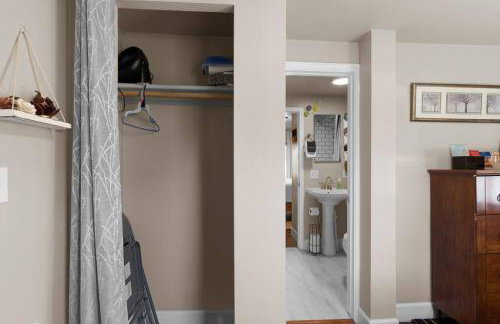 Charming and Cozy Private Home Walking Distance to Downtown - Foto 40