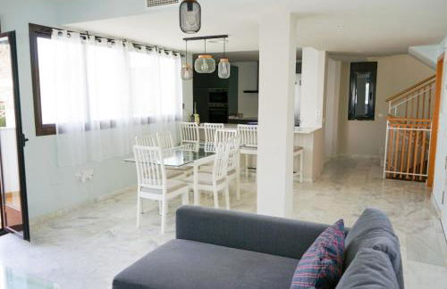 Casa Topacio, 3 bedrooms and 3 bathrooms in quiet street - Photo 4
