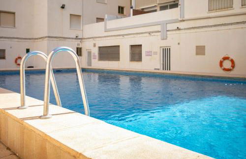 Apartamento segunda línea piscina frente al mar - Foto 36