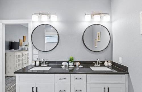 Relax And Sea NEW Luxury Canal-View Escape Gated Community Firepit and Decks - Foto 40