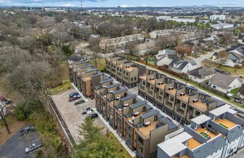 Modern Multi-Level Retreat with Rooftop Hot Tub - Foto 71