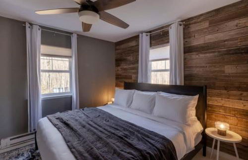 Chic Cabin with Hot Tub and Fire Pit - Foto 23