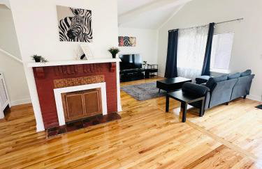 Comfortable 4-BR Family Home with Ample Parking - Foto 23