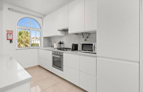 Elegant Flat with Pool & Balcony by HostWise - Foto 12