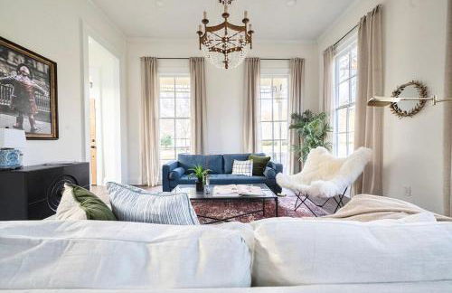 Near Ft Moore Ft Benning and CSU Restored Historic Home - Foto 1