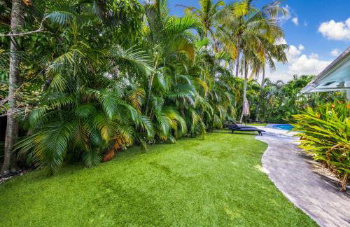 Tropical Villa Retreat with Private Pool & Peaceful Backyard - Stylish Escape in a Tranquil Residential Area - Foto 54