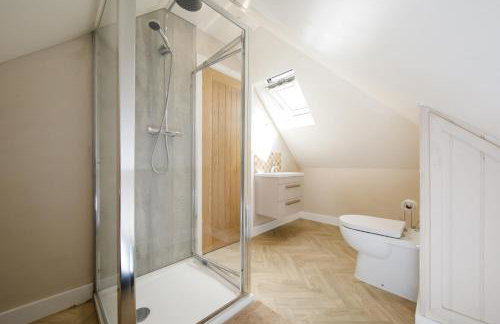 " Orchard Croft Lodge ", New Property, DOG FRIENDLY, Ideal for all Goodwood Events, 5 Minutes from Southend Barns, 9 Minutes From Sandy West Wittering Beach, 2 Bathrooms, Can Sleep 8 On Request, ' Starlink ' Wi-Fi & Sky Sports, Zip & Link Super-King beds - Foto 5