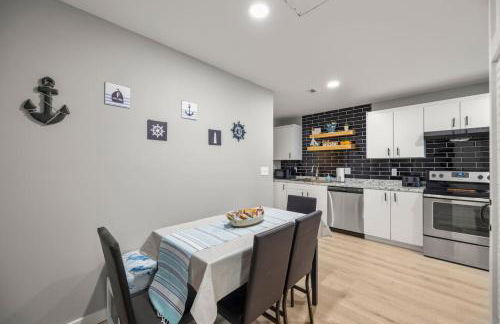 Lakeside Bliss 2BR, 1BA with All Modern Comforts - Foto 23