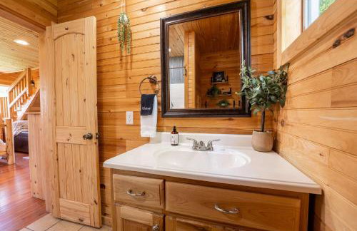 Cloud 9 Cabin with an indoor pool hot tub & fire pit - Foto 15