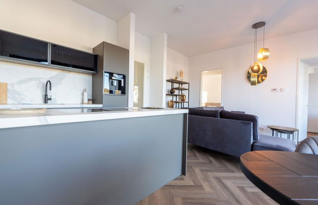 Cozy Villa With Lakeside Views - Photo 17