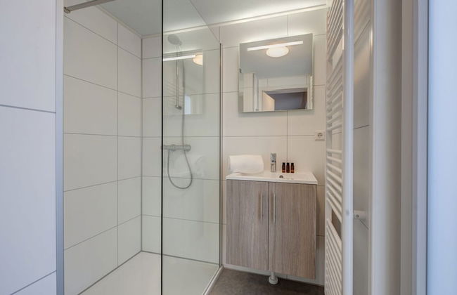 Modern Chalet With Dishwasher Near the Beach - Photo 9