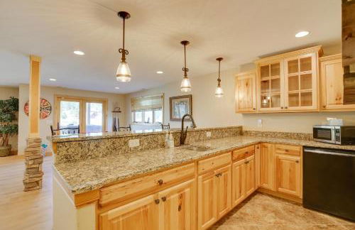 Hot Tub and Golf Course Views Luxe Sturgis Home! - Foto 33