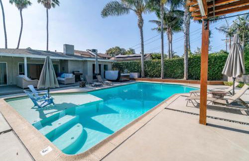 Modern Pool house with hot tub and relaxing backyard - Foto 2