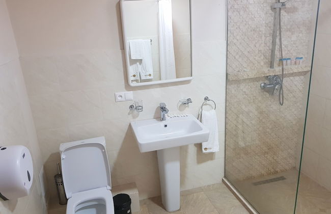 Cross Apartments and Tours - Photo 29