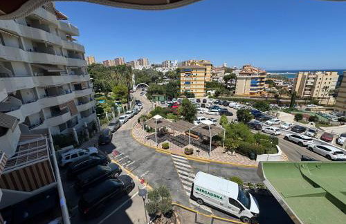 Benalbeach Beauty- Sunny studio with ocean views, balcony, and windows in every room - Foto 17