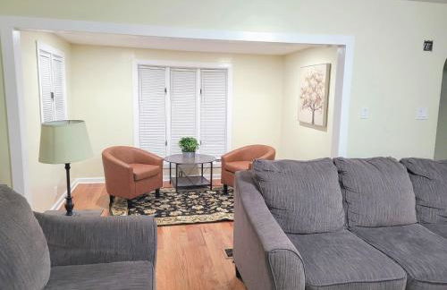 Nice big house with parking, king bed, yard - Foto 13