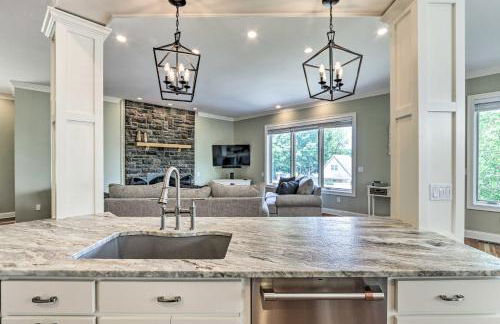 Walk to Lake Middlefield Home with Fire Pit - Foto 10