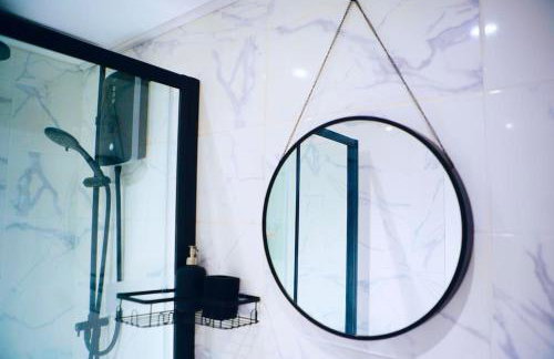 Perfect 1 Bed Apartment Sleeps 5 1 Kingsize bed 1 double Sofabed & Foldable Single bed Free Parking Wifi good transport network shopping Holiday Makers Families Contractors in North London - Photo 29