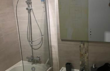 BedinReims "burgundy bottle" 110m2 Exceptional, 4 chambres doubles, 2 bain, free park & wifi, tout équipé - Foto 42