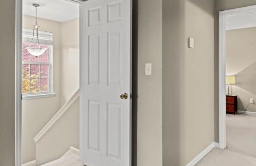 Private Fenced Yard • Sleeps 10 • Mins to Malls - Foto 37