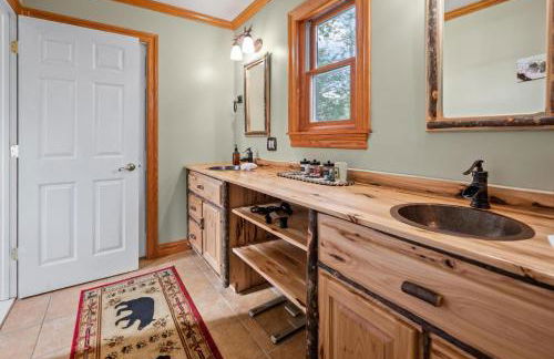 Relaxing Pocono Stay Near Lake with Hot Tub & BBQ - Foto 38