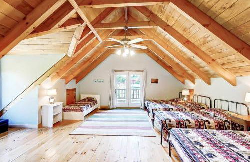 Large Log Cabin Chalet w/ Hot Tub - Horses & Lake! - Foto 35