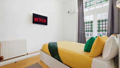 The Camden Soundhouse - Modern Flat with Terrace - Foto 5, wardrobe