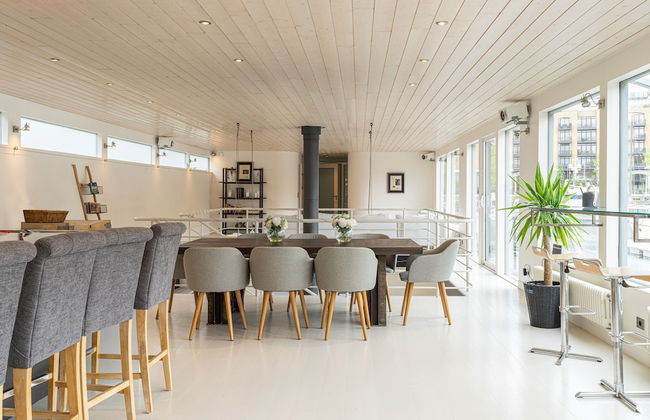 JOIVY Stunning 5-Bed Boathouse On The River Thames - Foto 6