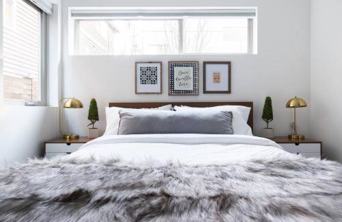 Walk to Restaurants from a Designer Cap Hill Home - Foto 2