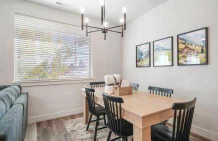 Cozy Swiss Condo -King Bed, Sleeps 6, Free Blanket - Foto 17