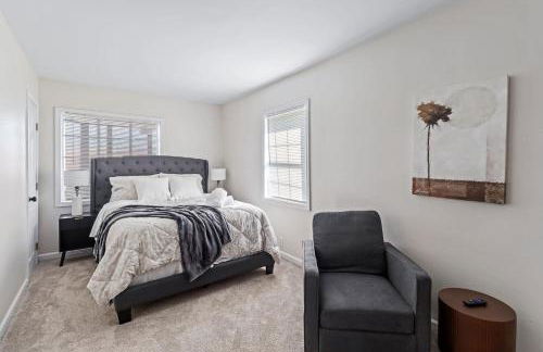 New Renovated 5BD Home with Hot Tub Sauna & Game Rm - Foto 13