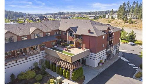 Modern Riverstone Condo with Grand Deck - Steps to Shops, Restaurants, Trails and River - Foto 2