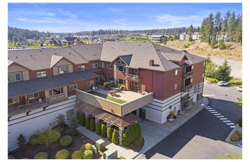 Modern Riverstone Condo with Grand Deck - Steps to Shops, Restaurants, Trails and River - Foto 2