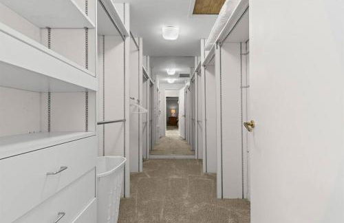 NEW! 4BR I Indoor Pool on the Bay in Boat Town USA - Foto 45