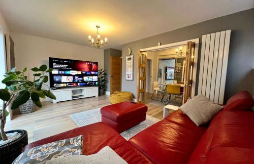 Timeless English Elegance 4BR Luxury Home in Petts Wood - Photo 1