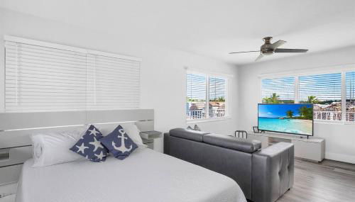 Waterfront Studio 2, Couples Oasis, Kayaks, Pool - Photo 2