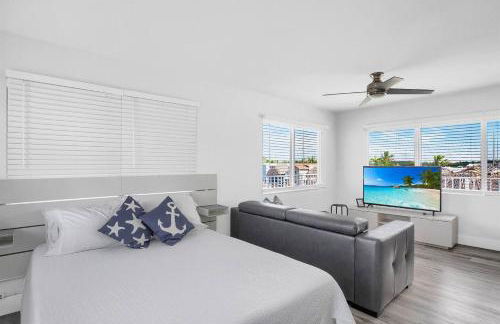 Waterfront Studio 2, Couples Oasis, Kayaks, Pool - Photo 2