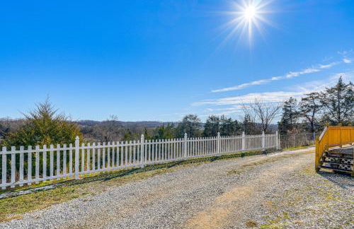 Near Hiking! Mtn-View Midway Home with Deck - Foto 23