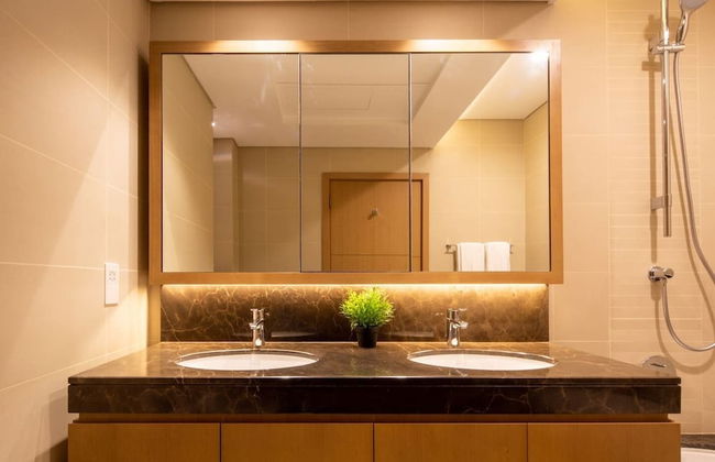 Modern 2BR w/ Tranquil Ambience in Emirates Hills! - Photo 11