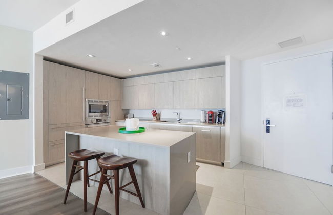 Fantastic 2BR Condo at Hollywood - Photo 11