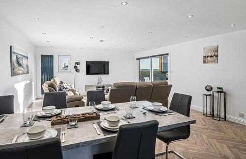 Sea View Luxury Apartment 3 bedrooms Free Parking - By Coast Apartments - Photo 1