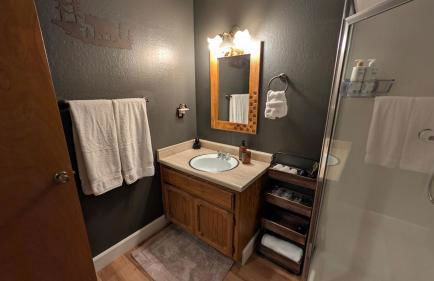 Sierra Cabin w NEW Hot Tub Walk to Town - Photo 6