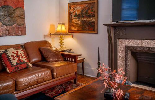 Step Back in Time Charming Victorian with Modern Amenities - Foto 35