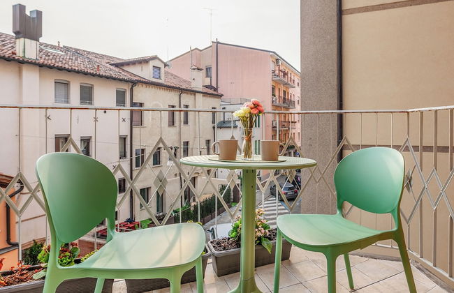 Charming Home - Photo 21