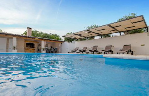 Gorgeous Home In Nadin With Wifi - Photo 8