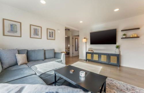 Central Denver Hangout with Huge Backyard - Foto 1