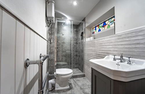 Large 5-Bedroom Farmhouse Sleeps 10 with Parking and Wifi - Foto 11